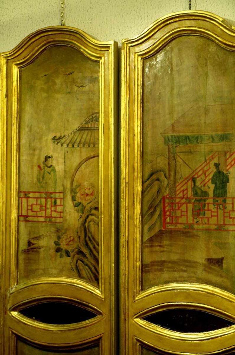 Une Rare Paire d'Elements De Boiserie En Bois Peint Avec Scenes De Chinoiserie. Italie, XVIII° 