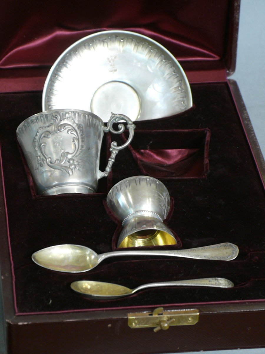 Boite en Cuir Avec Service De Voyage En Argent Avec Tasse, Coquetier Et Couverts. -photo-2