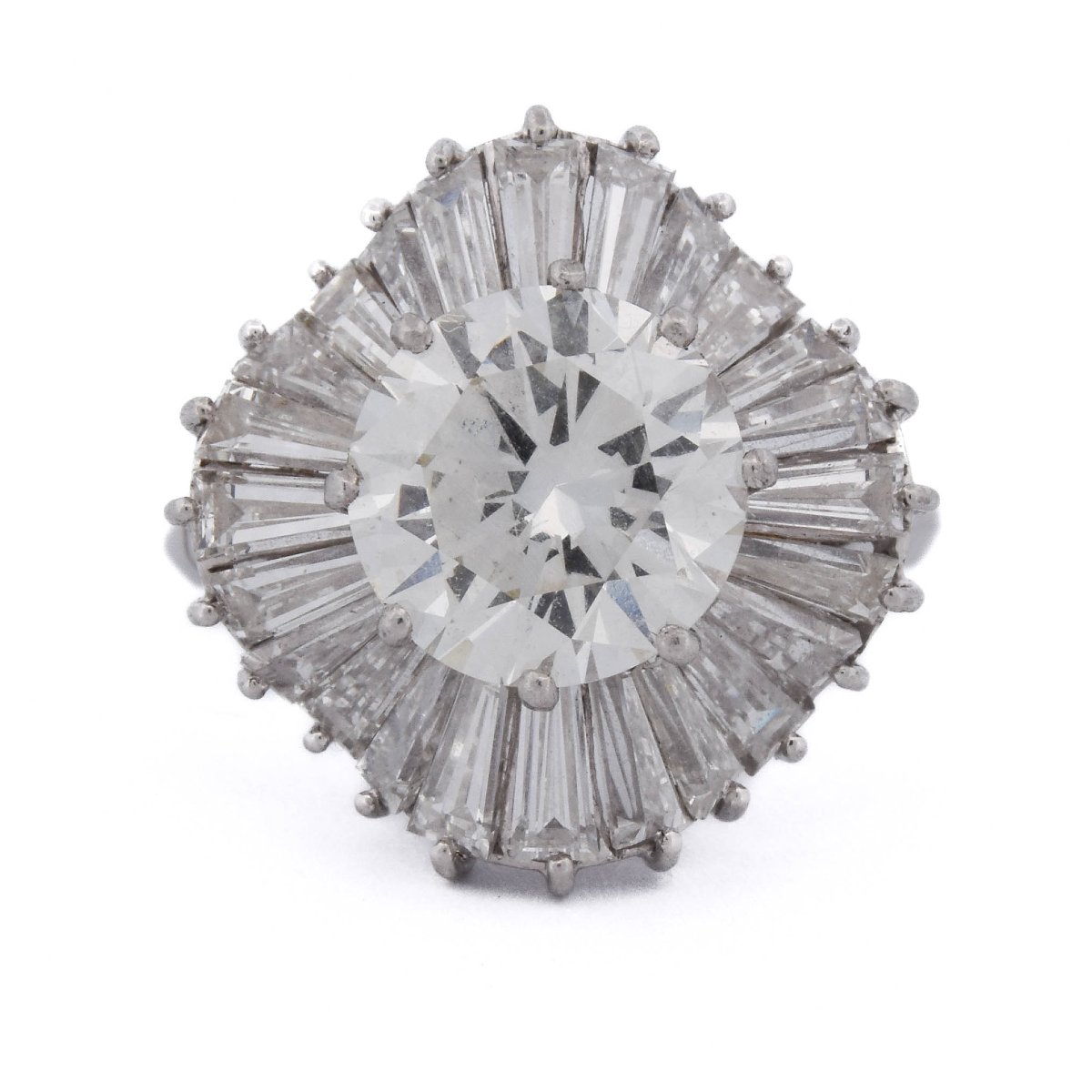 Anello contemporaneo in platino con diamanti a raggiera, 5,20 carati    AN704
