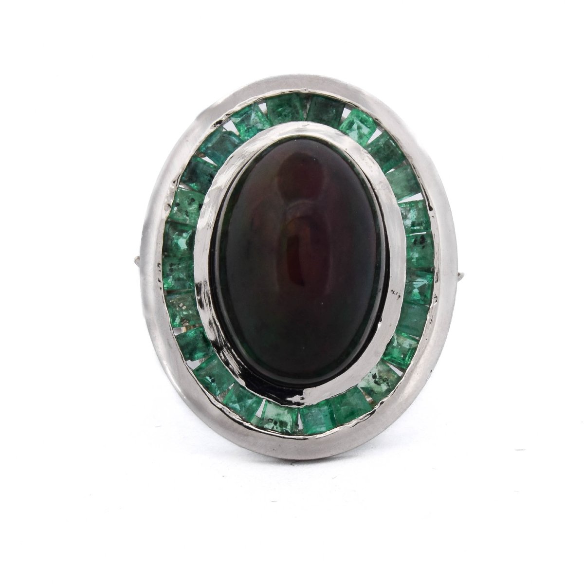 Anello in platino con opale cabochon da 10,40 ct e smeraldi da 4,50 ct