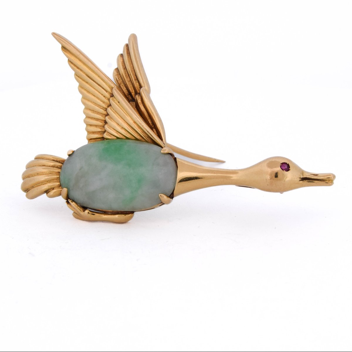 Spilla a forma di uccello in oro 18 kt con giada naturale e rubino