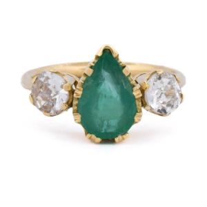 Anello Vintage Trilogy in Oro 18 Carati con Smeraldo a Goccia e Diamanti   AN706 (05119)