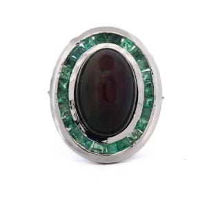Anello in platino con opale cabochon da 10,40 ct e smeraldi da 4,50 ct