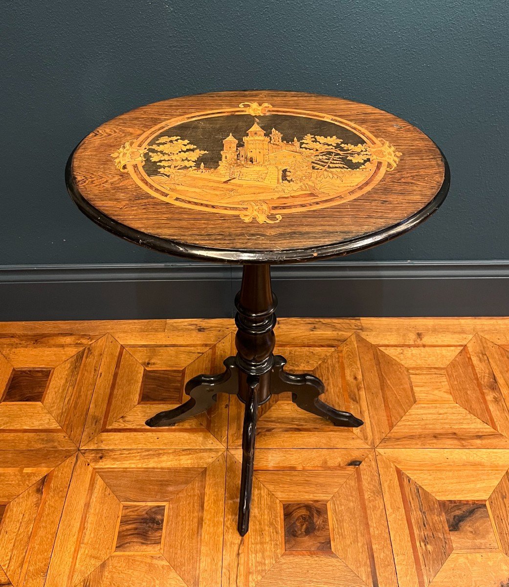 Tavolino di forma ovale intarsiato, XIX secolo