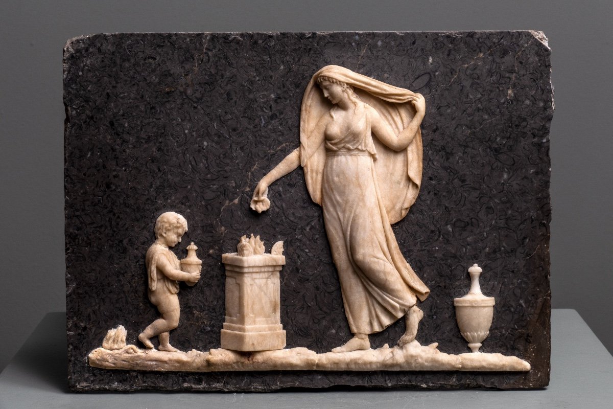 PLACCA NEOCLASSICA ITALIANA IN MARMO Italia, XIX secolo  marmo  22 x 29,5 cm  8 3/4 x 11 1/2 in