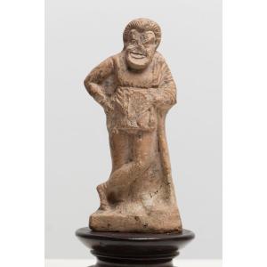 FIGURINA IN TERRACOTTA DI UN ATTORE COMICO ​​​​​​​Grecia, c. 350 a.C.