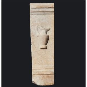 Antico Frammento di altare in marmo romano  con Urceus