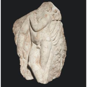 Frammento di altare in marmo romano antico con Cupido