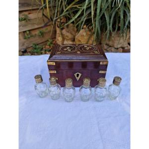 Box With 6 Bottles In Wood Inlaid With Brass, 19th Century.