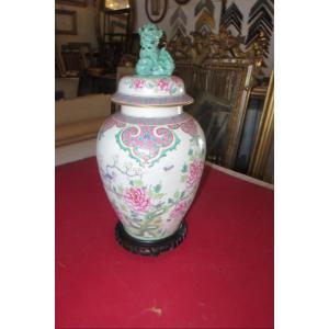 Large Chinese Potiche, Enamelled Porcelain, Mid-20th Time.