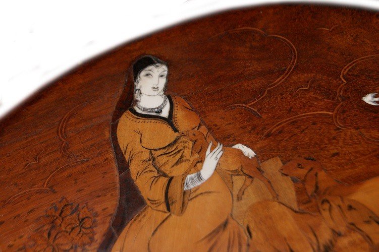 Tablette En Bois Finement Incrustée Représentant Une Dame Des Années 1800-photo-2