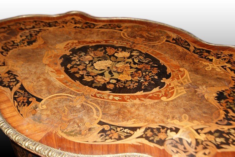 Magnifico tavolo da salotto ovale smerlato riccamente intarsiato stile Luigi XV-photo-3