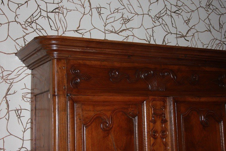 Grazioso armadietto provenzale francese del 1700 in legno di noce con ricchi motivi di intaglio-photo-3