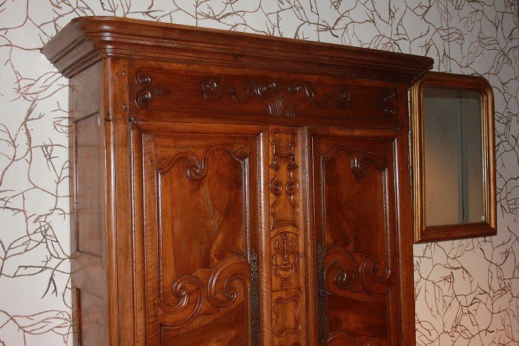 Grazioso armadietto provenzale francese del 1700 in legno di noce con ricchi motivi di intaglio-photo-4