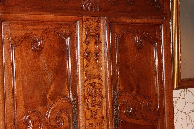 Grazioso armadietto provenzale francese del 1700 in legno di noce con ricchi motivi di intaglio-photo-1