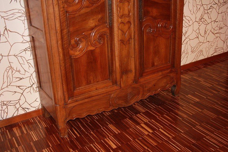 Grazioso armadietto provenzale francese del 1700 in legno di noce con ricchi motivi di intaglio-photo-2