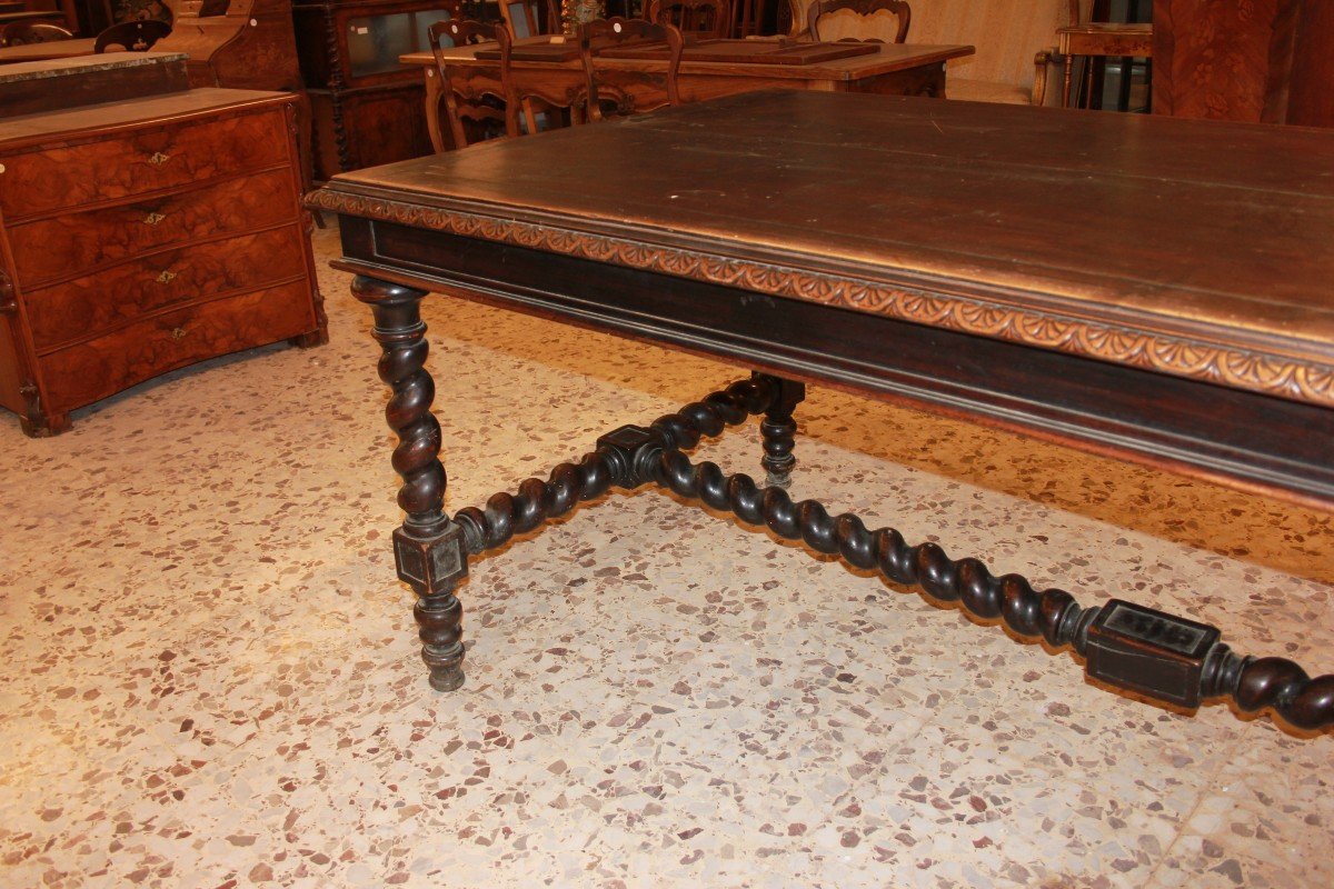 Grande tavolo francese di inizio 1800 in legno di noce con intagli-photo-3