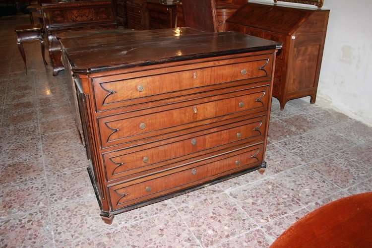 Canterano cassettone italiano Lombardo del 1700 in legno di noce con profili ebanizzati