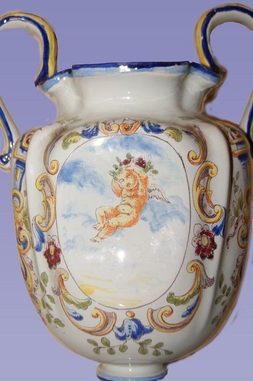 Coppia di vasi francesi del 1800 in ceramica bianca decorata blu e con putti-photo-2