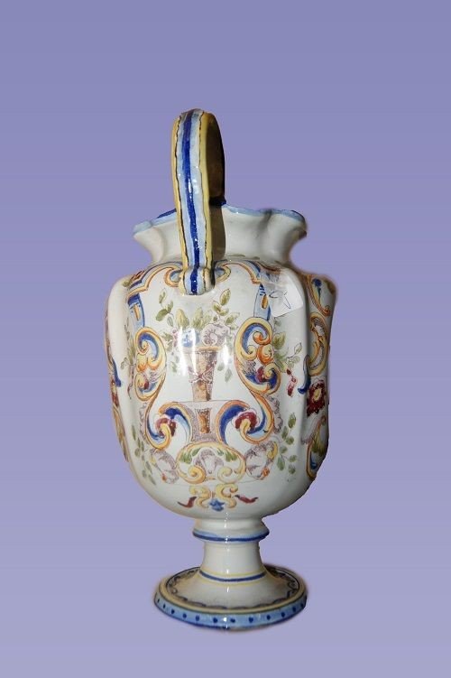 Coppia di vasi francesi del 1800 in ceramica bianca decorata blu e con putti-photo-3