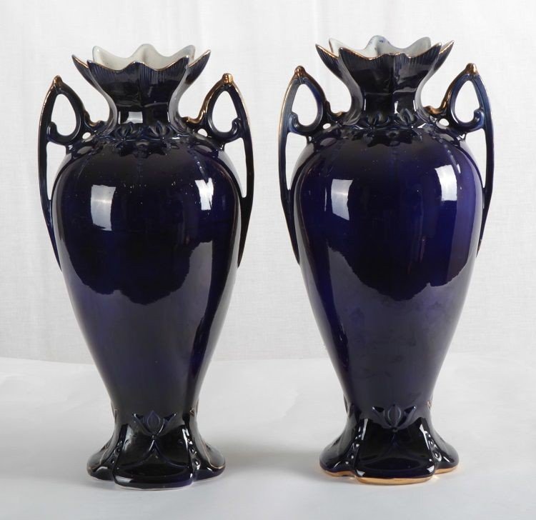 Coppia di vasi in porcellana blu decorata con scene galanti-photo-3