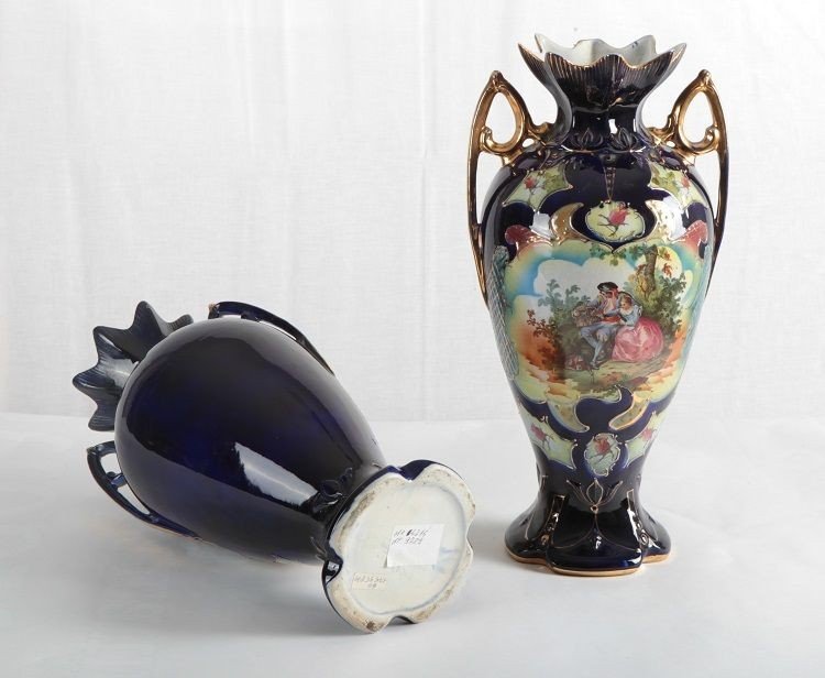 Coppia di vasi in porcellana blu decorata con scene galanti-photo-4