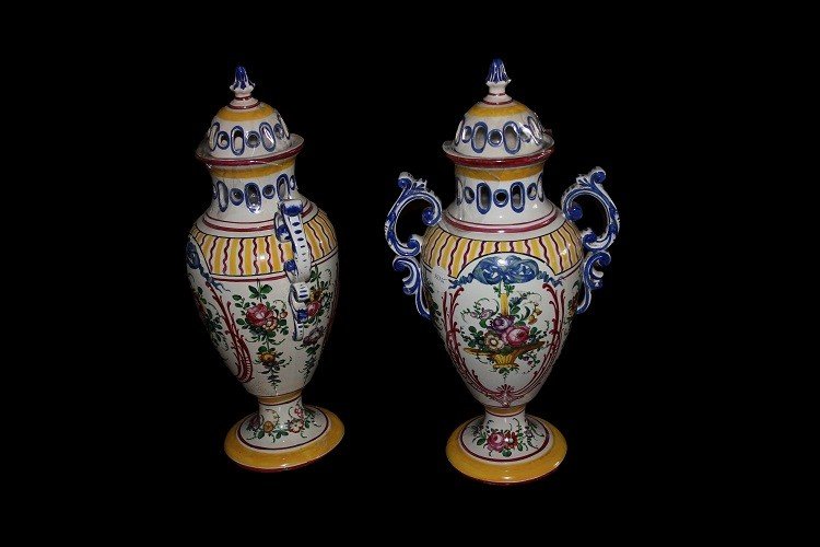 Coppia di vasi con coperchio francesi in ceramica bianca riccamente decorata a motivo floreale-photo-2