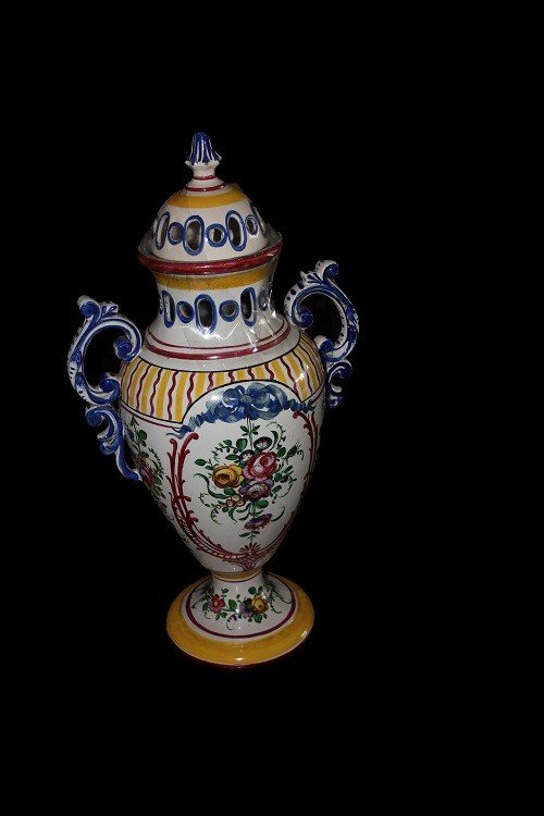Coppia di vasi con coperchio francesi in ceramica bianca riccamente decorata a motivo floreale-photo-3