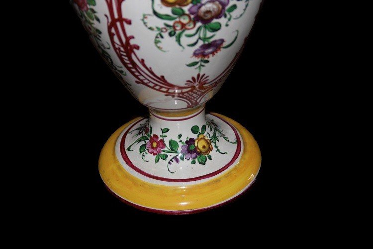 Coppia di vasi con coperchio francesi in ceramica bianca riccamente decorata a motivo floreale-photo-4