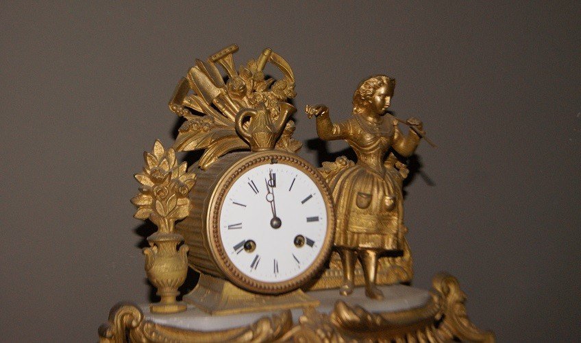 Orologio da tavolo francese della seconda metà del 1800 in metallo dorato e piano in marmo-photo-2