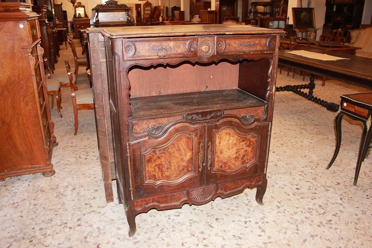 Credenza provenzale del 1700 in legno di noce e radica di noce con 2 ante e vano a giorno impre