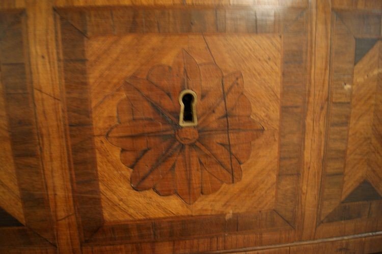 Italian chest of drawers from the early 1800s, Louis XVI style, in various polychrome woods-photo-1