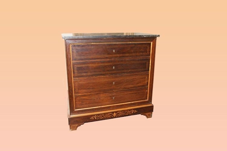 Comoncino francese di inizio 1800, stile Carlo X, in legno di palissandro. Presenta 3 cassetti