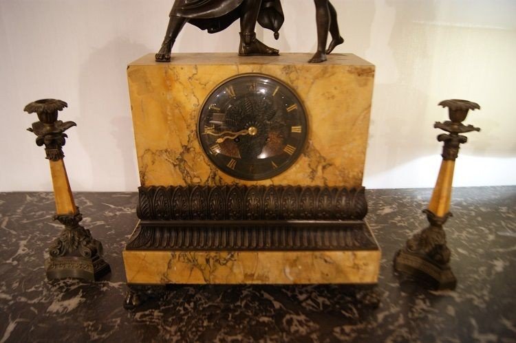 Trittico orologio in marmo giallo Siena e sculture in bronzo con candelieri in marmo e bronzo -photo-4