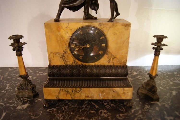 Trittico orologio in marmo giallo Siena e sculture in bronzo con candelieri in marmo e bronzo -photo-4