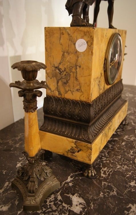 Trittico orologio in marmo giallo Siena e sculture in bronzo con candelieri in marmo e bronzo -photo-2
