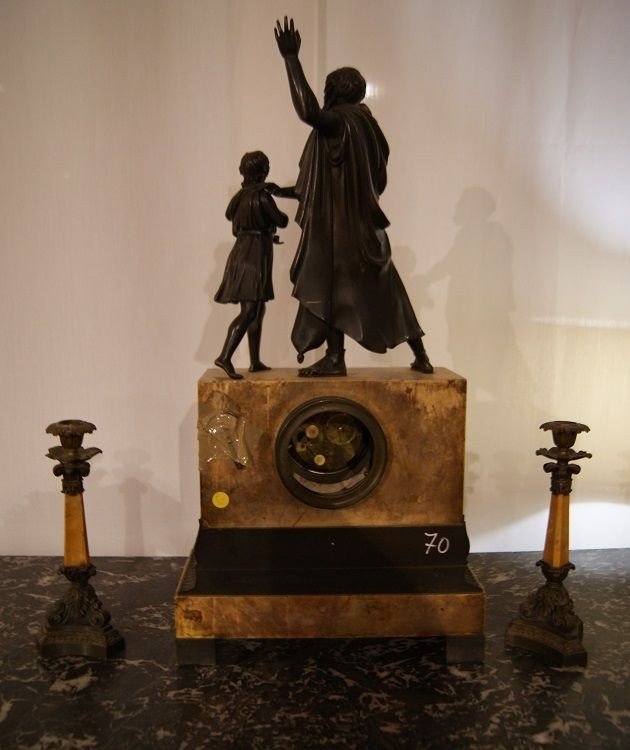 Trittico orologio in marmo giallo Siena e sculture in bronzo con candelieri in marmo e bronzo -photo-3