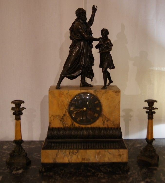 Trittico orologio in marmo giallo Siena e sculture in bronzo con candelieri in marmo e bronzo 
