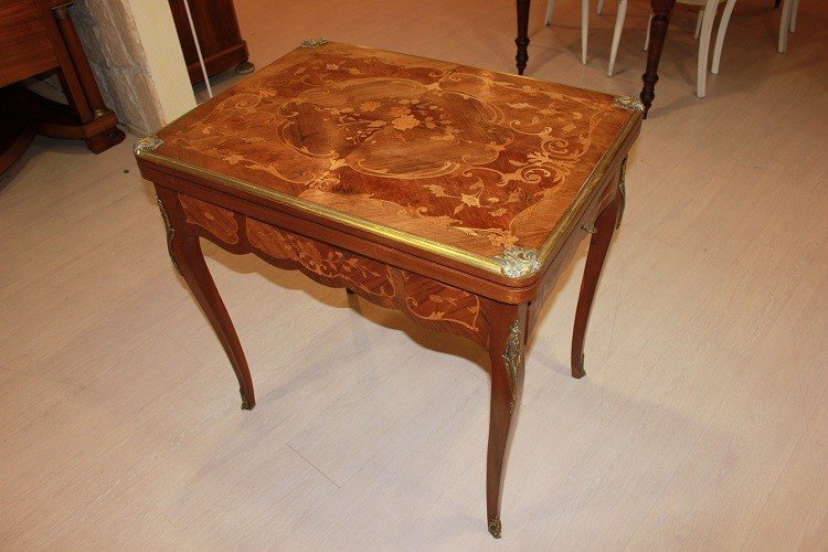 Tavolino da gioco francese della seconda metà del 1800, stile Luigi XV, in legno di mogano 