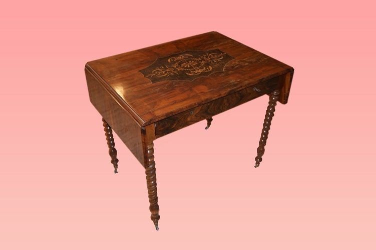Tavolino con alette francese di metà 1800, stile Carlo X, in legno di noce fiammato