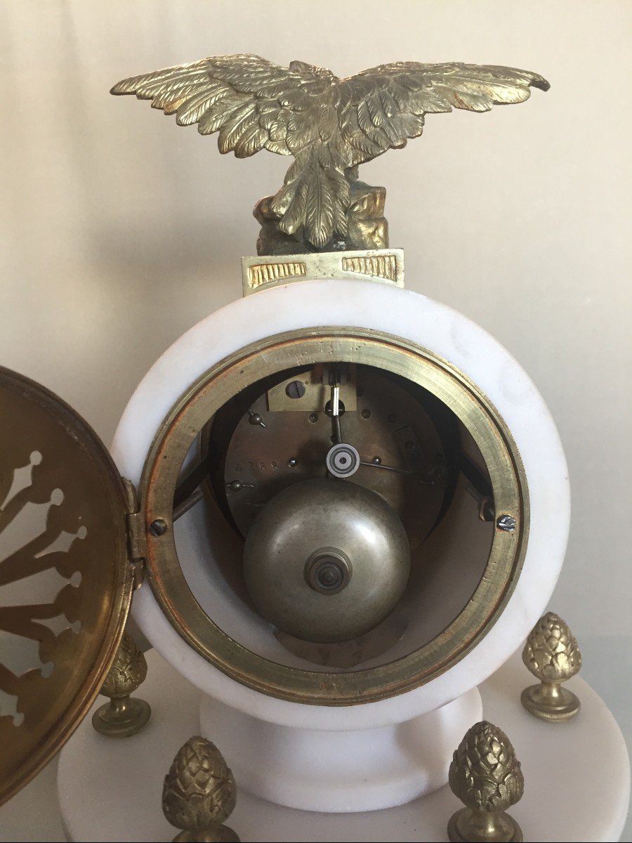 Orologio circolare in marmo bianco, riccamente ornato da bronzi dorati e tipica aquila impero -photo-2