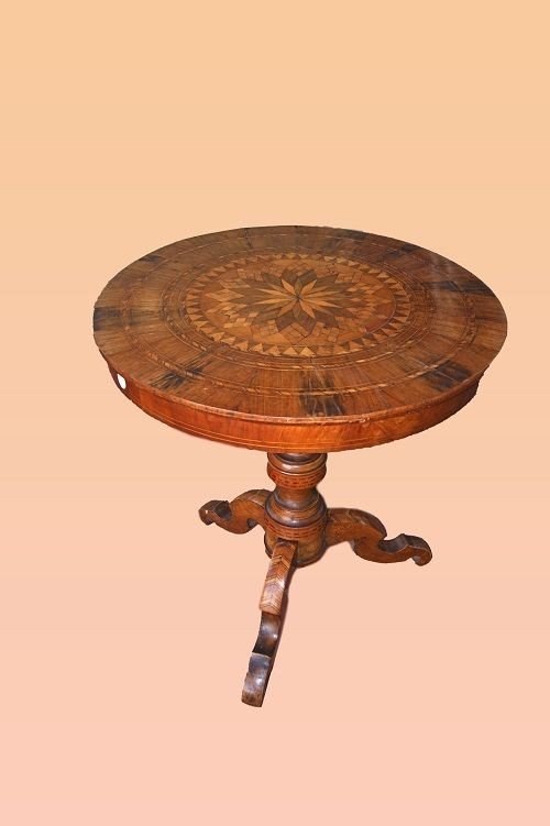 Tavolino sorrentino circolare italiano della prima metà del 1800 in legno di noce