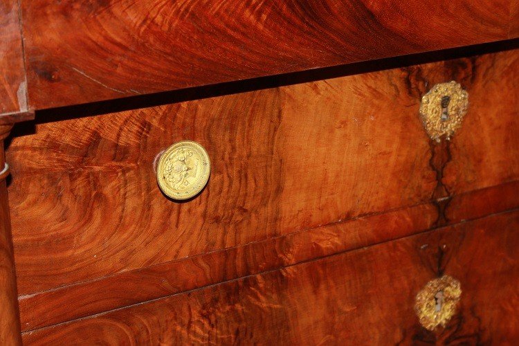 Piccolo cassettone francese stile Impero in legno di mogano con piano in marmo e bronzi dorati-photo-2