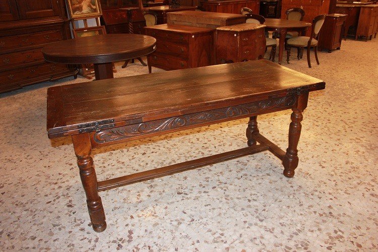 Grande tavolo allungabile francese di inizio 1800, stile Rustico, in legno di noce