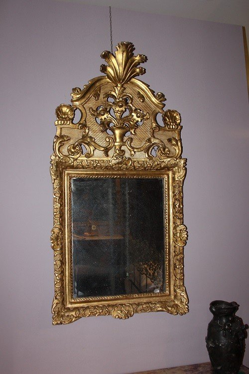 Specchiera francese della seconda metà del 1700 in legno dorato foglia oro
