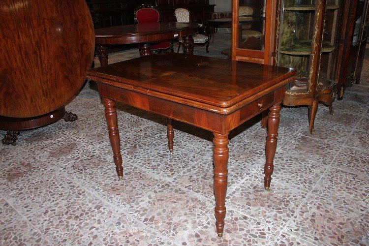 Tavolino con alette francese di metà del 1800, stile Carlo X, in legno di mogano e mogano-photo-3