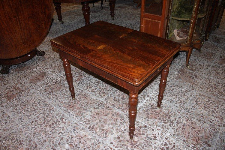 Tavolino con alette francese di metà del 1800, stile Carlo X, in legno di mogano e mogano
