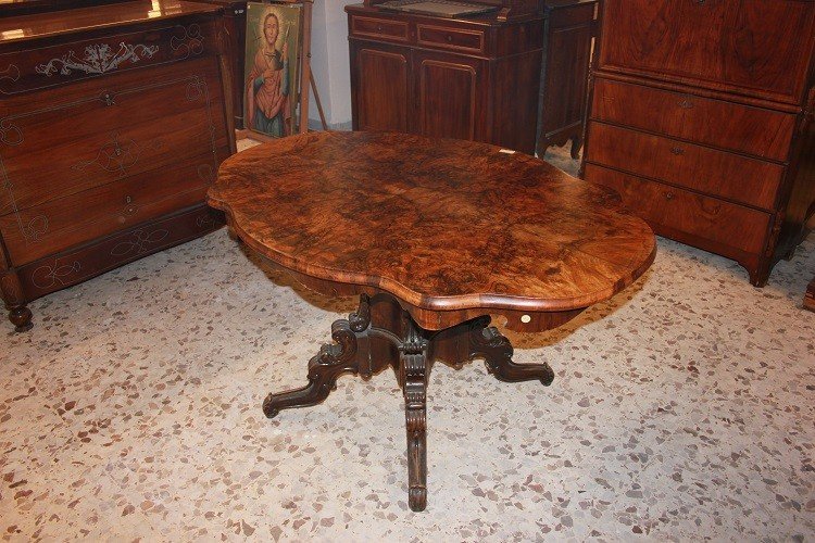 Tavolo inglese della prima metà de 1800, stile Regency, in legno di noce e radica di noce