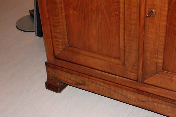 Grande credenza francese di metà 1800, stile Luigi Filippo, in legno di noce. Presenta 2 grandi-photo-4