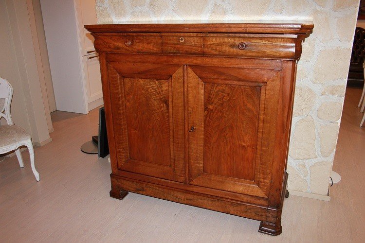 Grande credenza francese di metà 1800, stile Luigi Filippo, in legno di noce. Presenta 2 grandi-photo-1